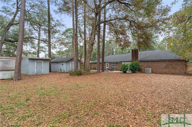 view of yard featuring a shed