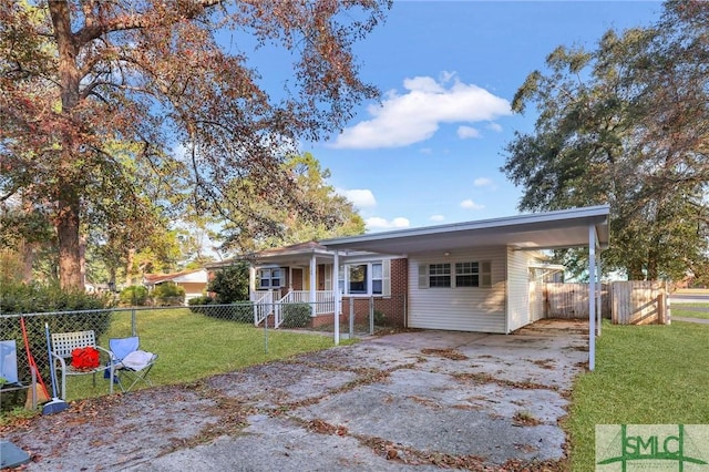 view of front of home featuring a carport and a front yard