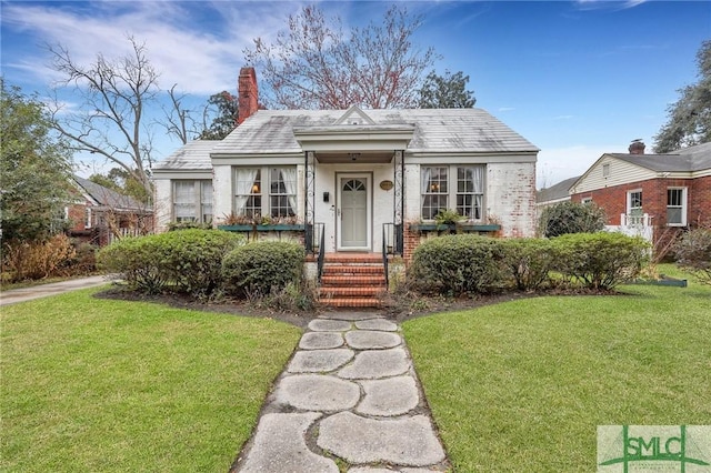 view of front facade with a front lawn