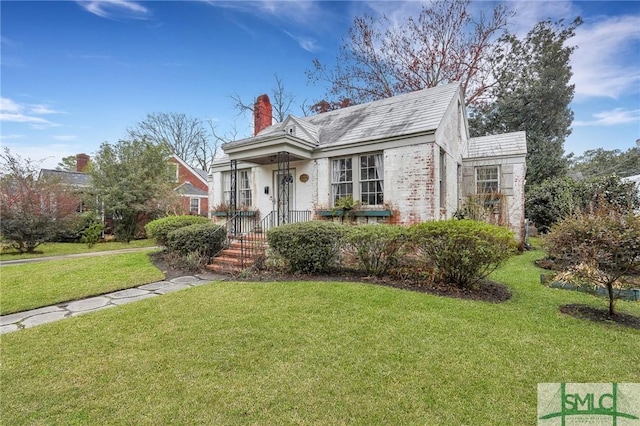 view of front facade featuring a front lawn