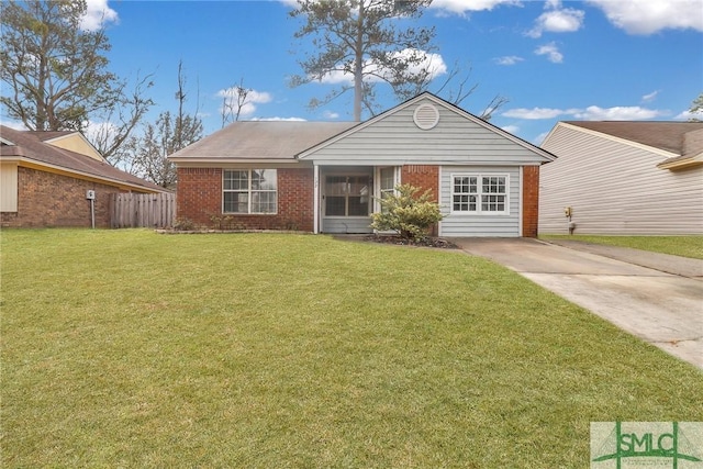 view of front of property featuring a front yard