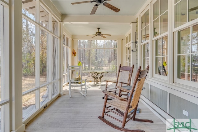 sunroom with ceiling fan