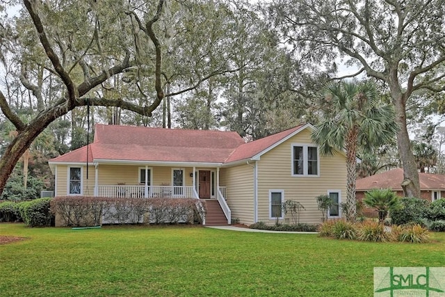 view of front of property featuring covered porch and a front yard