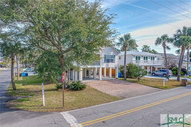 view of front of home with a carport and a front yard