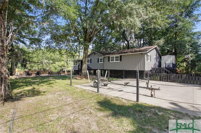 view of yard featuring a patio