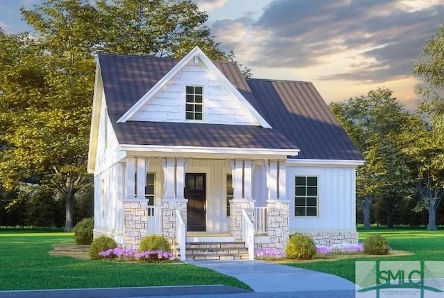 view of front of home featuring a lawn