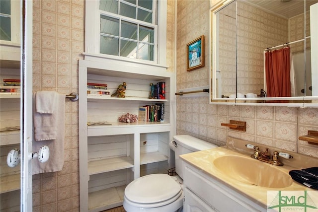 bathroom with a shower with curtain, vanity, and toilet