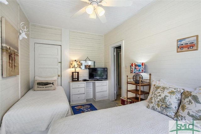 bedroom featuring ceiling fan