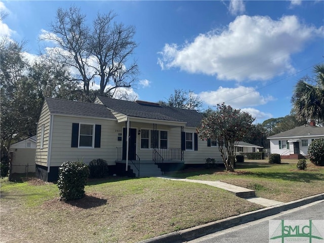 single story home with a front lawn