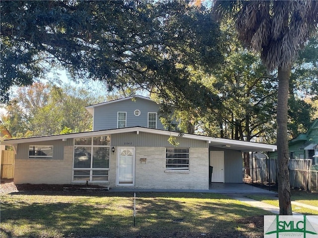 view of front of home with a carport and a front lawn