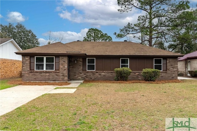 single story home with a front lawn