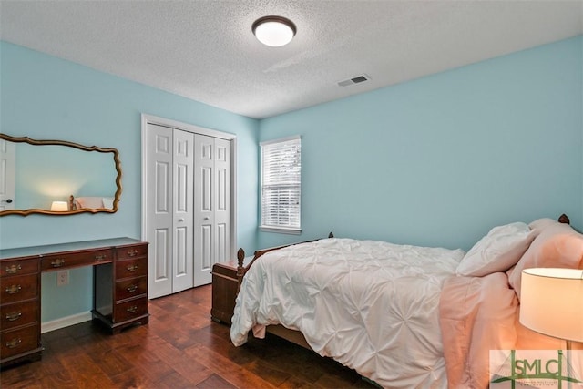 216 Olde Towne Rd, Savannah, GA 31410 - bedroom featuring dark wood-type flooring, a textured ceiling, and a closet