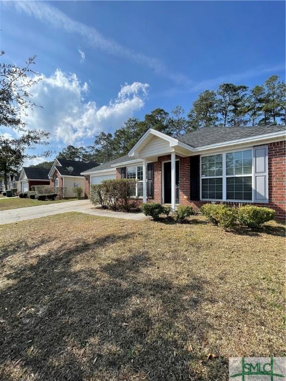 single story home featuring a front lawn