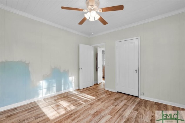 spare room featuring light wood-type flooring, crown molding, and ceiling fan