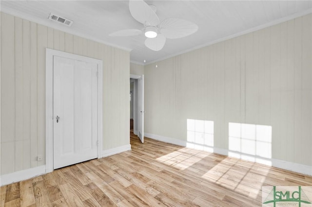 unfurnished bedroom with light wood-type flooring, crown molding, and ceiling fan