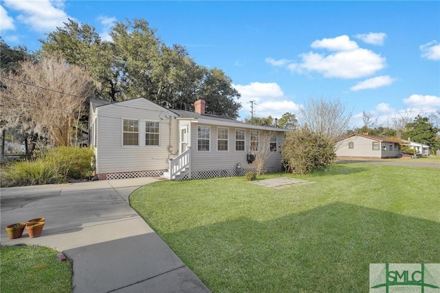 view of front of home featuring a front yard