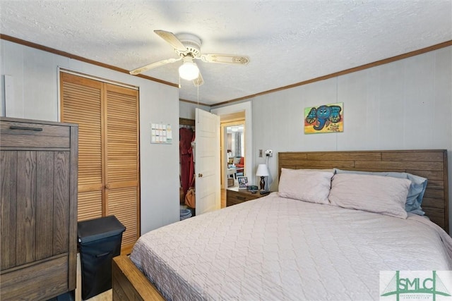 bedroom with ceiling fan, crown molding, a textured ceiling, and a closet