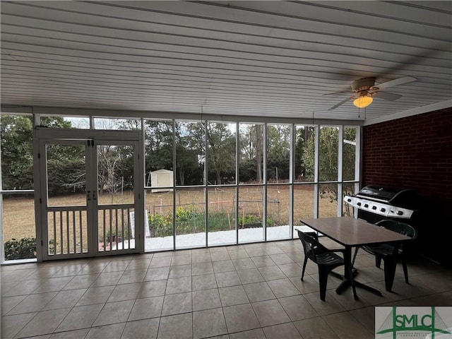 sunroom with ceiling fan