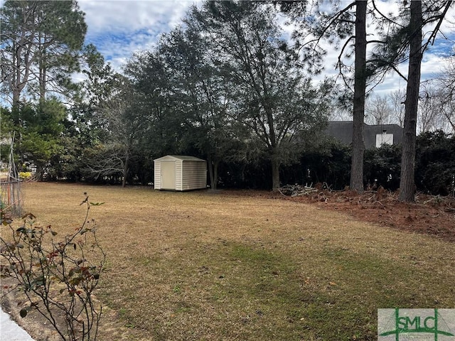 view of yard featuring a shed