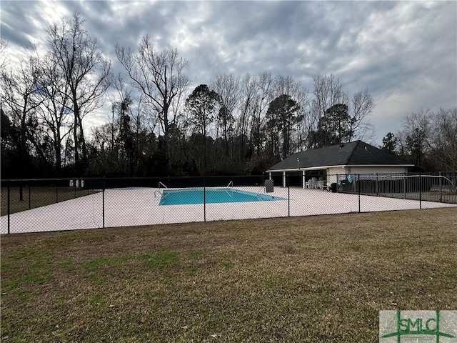 view of swimming pool with a yard