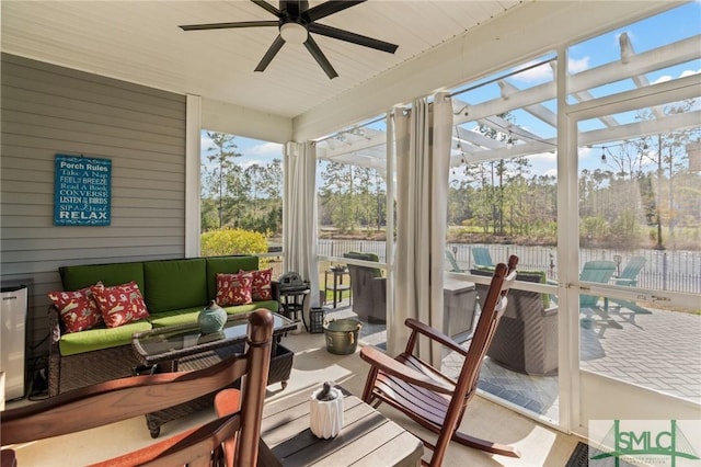 sunroom with ceiling fan