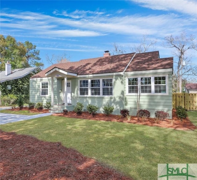 single story home featuring a front lawn