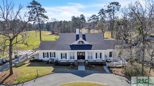 view of front facade with a front lawn