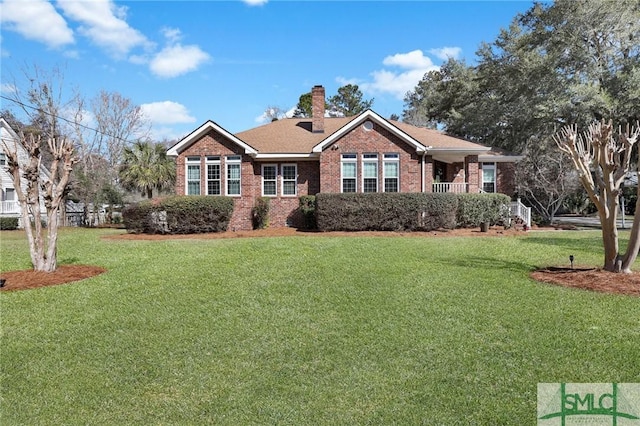 view of front of property featuring a front lawn