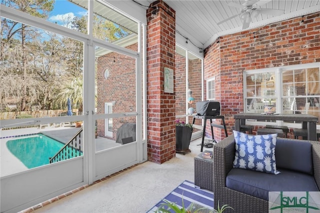 sunroom with ceiling fan