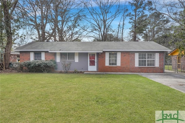 single story home featuring a front yard