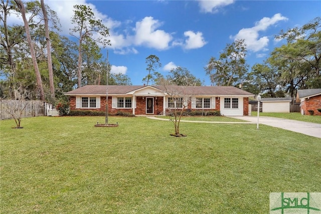 ranch-style house featuring a front yard