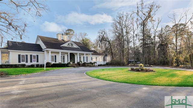 view of front facade with a front yard