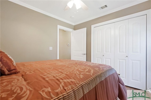 bedroom featuring visible vents, ornamental molding, ceiling fan, and a closet