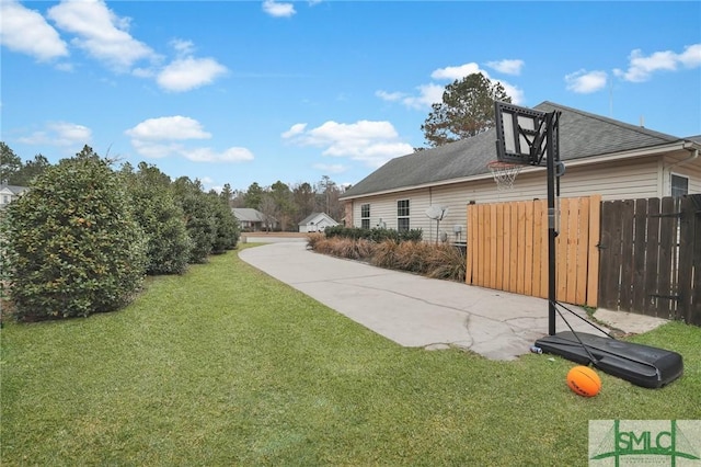 view of yard featuring fence