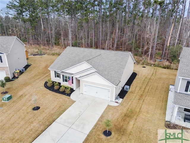 birds eye view of property featuring a forest view