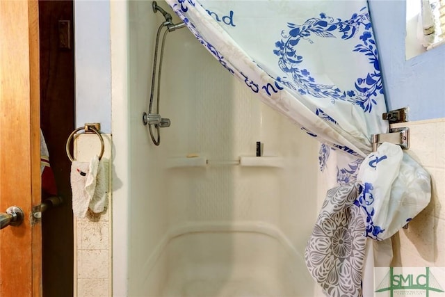 interior details with a shower with curtain