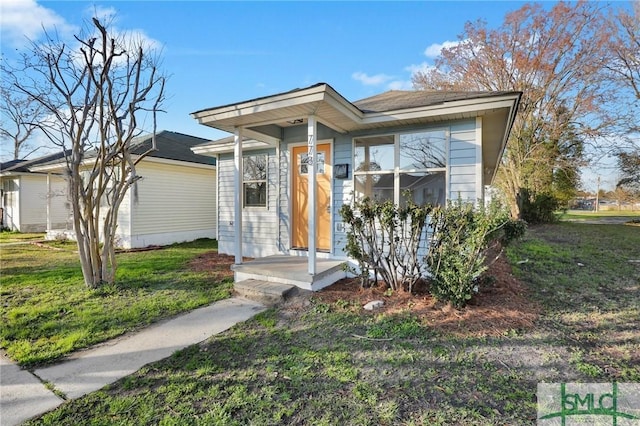 view of front of property featuring a front yard