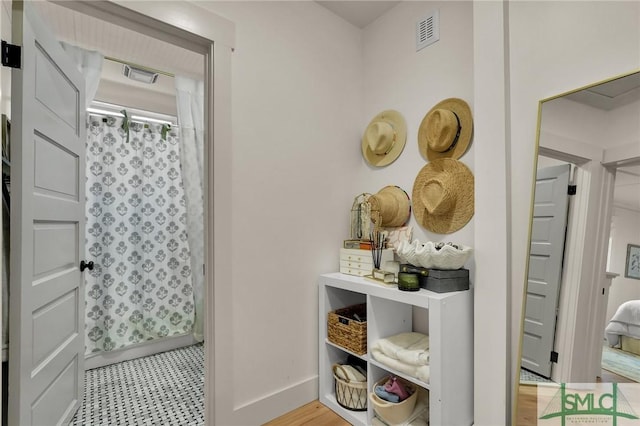 full bath with baseboards, visible vents, and a shower with shower curtain