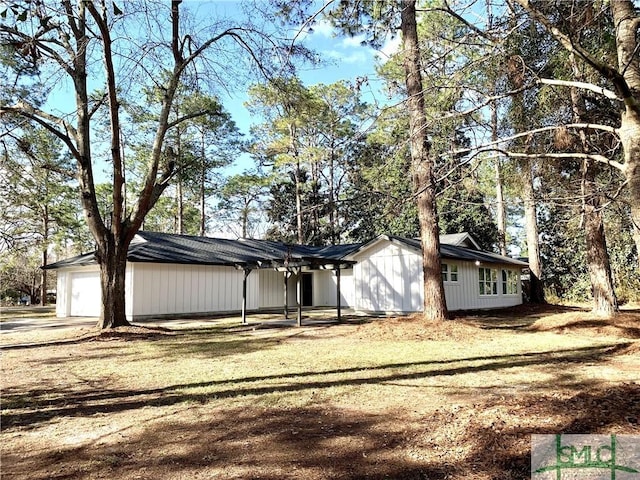 view of front facade featuring a front lawn, driveway, and an attached garage