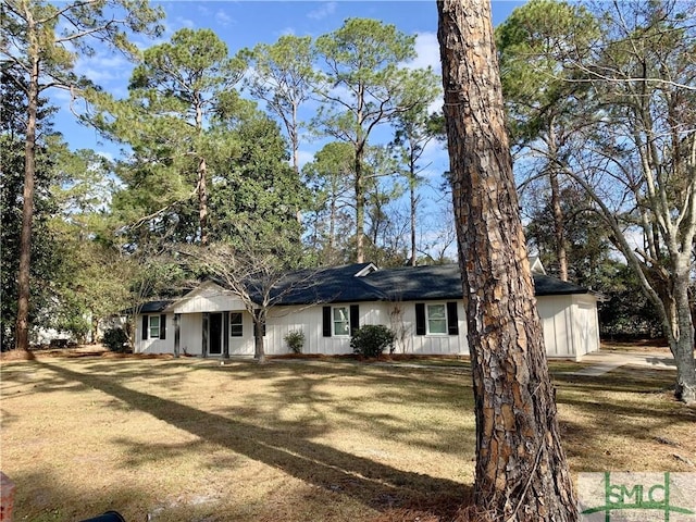 ranch-style home with a front yard