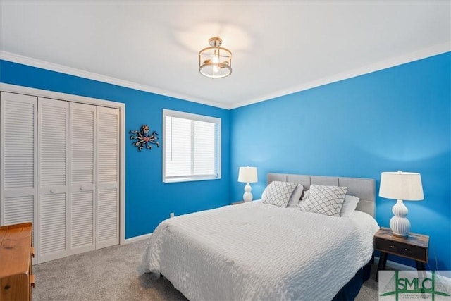 bedroom featuring light carpet, crown molding, baseboards, and a closet