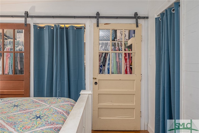 bedroom featuring a barn door