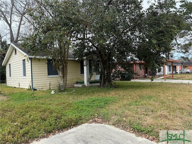 view of front of property featuring a front lawn