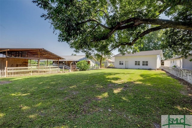 view of yard featuring an outdoor structure