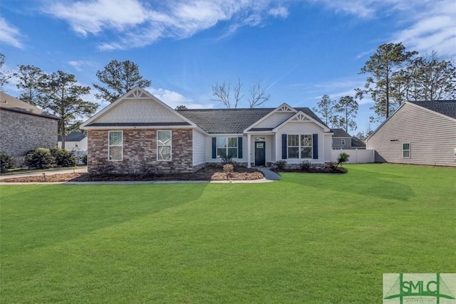 craftsman-style house featuring a front yard