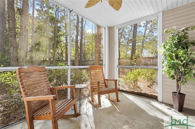 sunroom / solarium featuring a ceiling fan