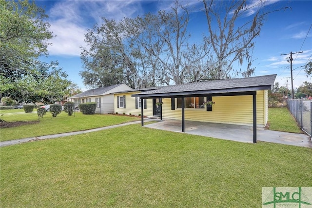 view of front of home with fence, driveway, and a front lawn