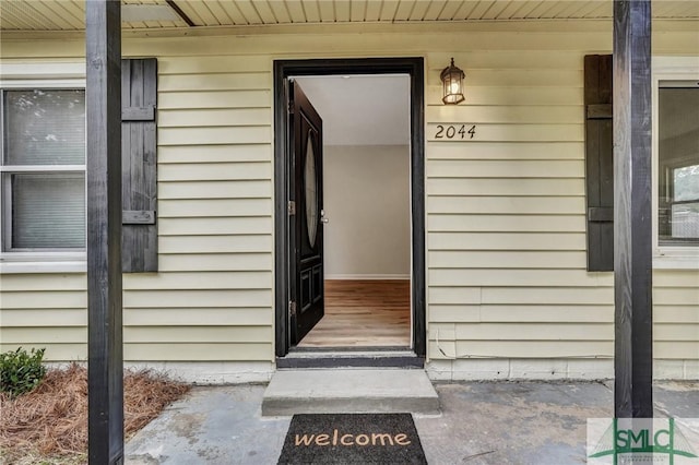 entrance to property featuring covered porch