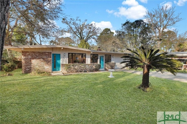 view of front of home with a front lawn and brick siding