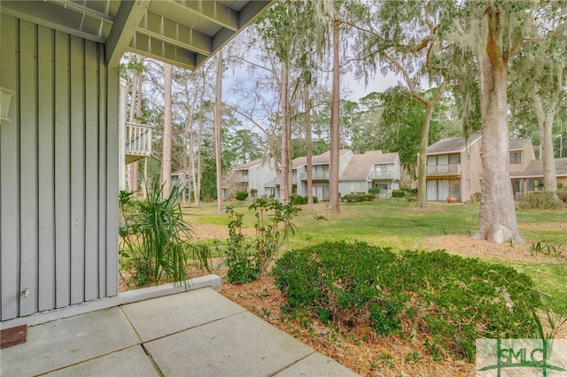 view of yard featuring a residential view